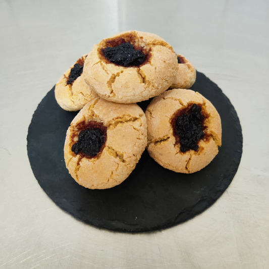 Visciolotti con pasta di mandorle e marmellata di visciole